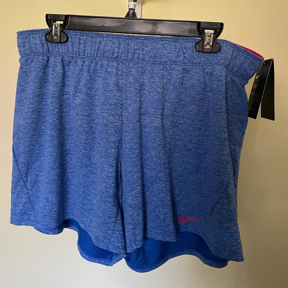 New Women’s Nike shorts size large